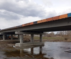 Мост через реку Суундук в Кваркенском районе Оренбургской области готов на 60 %