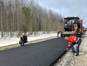 Кировская область: на участке трассы Киров – Котлас – Архангельск укладывают асфальтобетонное покрытие