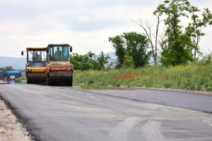 В Чеченской Республике обновляют участок дороги, ведущей в село Красностепновское