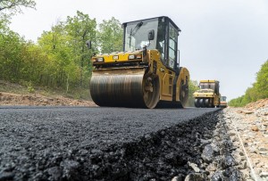 В Хворостянском районе Самарской области обновляют участок школьного маршрута