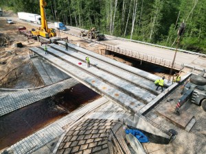 В Псковской области на мосту через реку Черную завершен монтаж балок